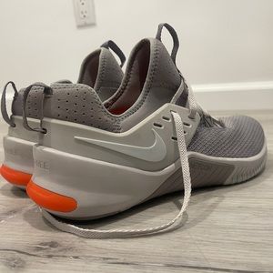 Nike Metcon (8?) men’s size 11. Worn once.